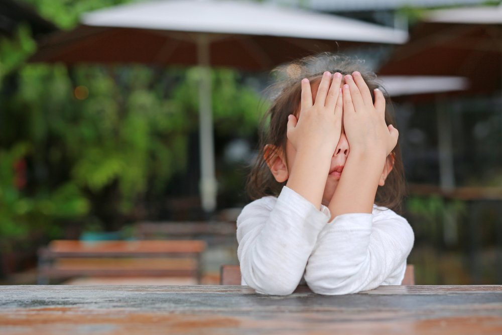 Cover Image of 8 Cara Mengajak Anak Pemalu Jadi Aktif Bersosialisasi