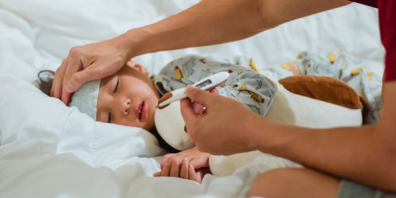 Cover Image of 6 Cara Mudah Mengatasi Anak Demam Tinggi di Malam Hari