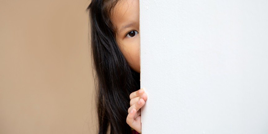 Cover Image of Anak Takut Berinteraksi dengan Orang Baru, Bagaimana Mengatasinya?