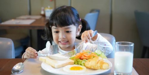 Cover Image of Gizi Seimbang dan Lingkungan Sehat, Penting untuk Si Kecil dengan Alergi Susu Sapi