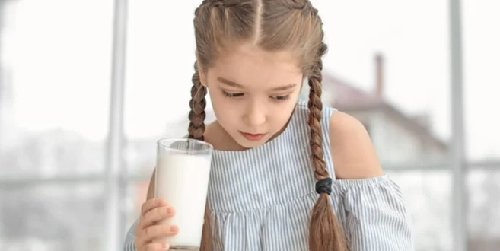 Cover Image of Penanganan Pertama Gejala Alergi Susu Sapi pada si Kecil