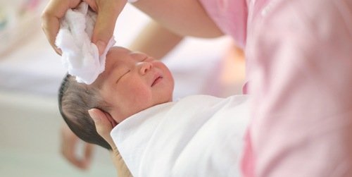 Cover Image of Cara Tepat Memandikan Bayi Baru Lahir, Bunda Wajib Tahu!