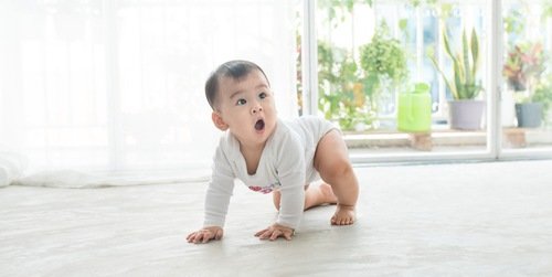 Cover Image of Bayi 8 Bulan Belum Merangkak, Wajarkah?