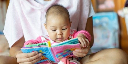 Cover Image of Bolehkah Bayi Usia 4 Bulan Belajar Duduk?