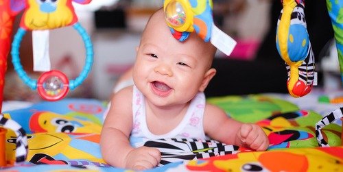 Cover Image of Normalkah Bayi 8 Bulan Belum Bisa Tengkurap Sendiri?