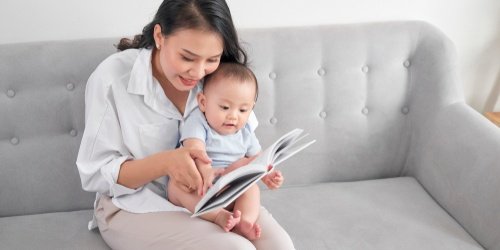 Cover Image of Waspada si Kecil Terlambat Bicara, Yuk Lakukan Stimulasi Bahasa Sejak Bayi dengan Cara Ini!