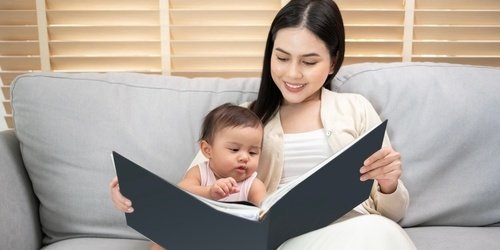 Cover Image of Manfaat Bercerita dengan Bayi, Bisa Dukung Perkembangan Otak 
