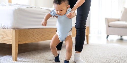 Cover Image of Kenali Penyebab, Ciri, dan Cara Mengatasi Keterlambatan Perkembangan pada Anak