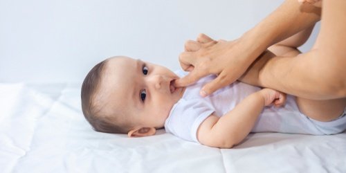 Cover Image of 5 Cara Mengatasi Bayi Rewel saat Tumbuh Gigi