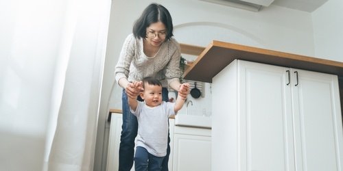 Cover Image of Normalkah Anak Usia 2 Tahun Belum Bisa Jalan?