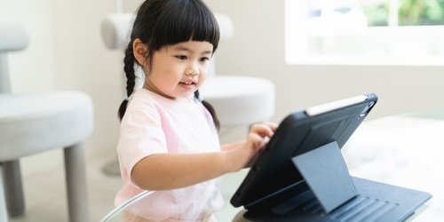 Cover Image of Bisakah Menstimulasi Anak 1 Tahun dengan Gadget? Ini Penjelasannya!