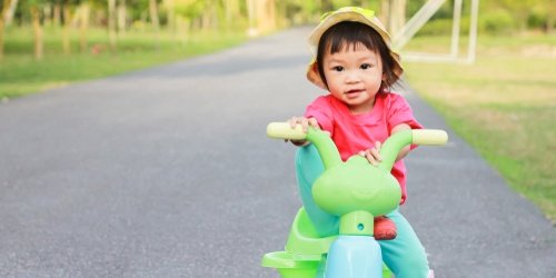 Cover Image of Bunda, Lakukan Cara Ini Agar Si Kecil Bisa Belajar Percaya Diri Sejak Usia 1 Tahun!