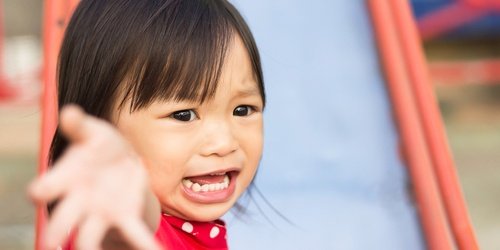 Cover Image of Gangguan Sensorik Bisa Membuat Anak Bereaksi Berlebihan pada Suara atau Sentuhan