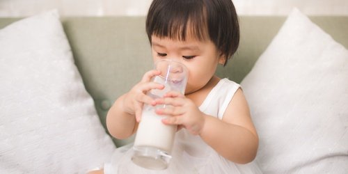 Cover Image of Apa Pentingnya Minum Susu untuk Anak 2 Tahun?