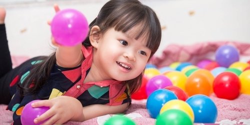 Cover Image of Ide Permainan Bola Sederhana untuk Perkembangan Motorik Anak 2 Tahun