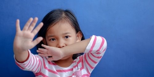 Cover Image of Kenali Penyebab Anak 3 Tahun Tidak Berani Berbicara
