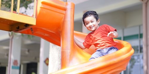 Cover Image of Mengapa Bermain Bisa Membuat Anak Mandiri dan Berani? Ini Alasannya!