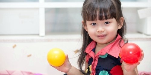 Cover Image of Yuk, Coba Bantu Perkembangan Sensori Si Kecil dengan Main Bola!