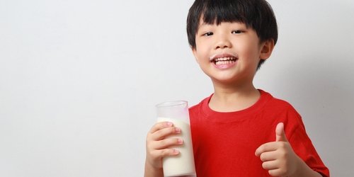Cover Image of Susu UHT vs Susu Pertumbuhan, Mana Pilihan Tepat untuk Anak 2 Tahun?