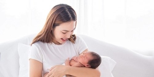 Cover Image of 7 Cara Menggendong Bayi Baru Lahir yang Benar dan Aman