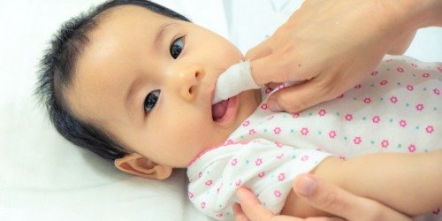 Cover Image of Cara Membersihkan Lidah Bayi yang Tepat Setelah Menyusu