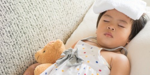 Cover Image of 10 Hal yang Tidak Boleh Dilakukan saat Anak Demam