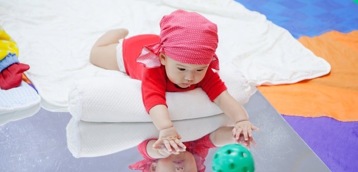 Cover Image of Perkembangan Bayi 5 Bulan Sudah Bisa Berceloteh, Apa Lagi?