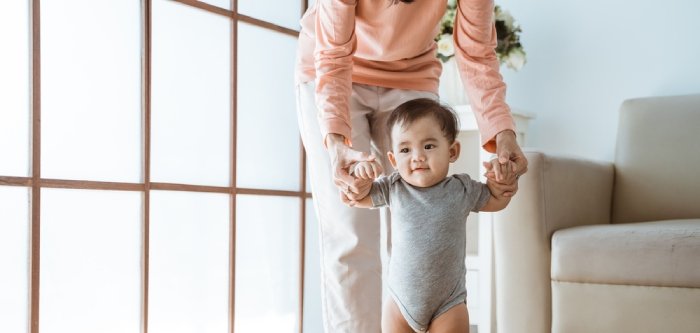 Cover Image of Apakah Wajar Bayi 6 Bulan Belum Bisa Berdiri Tegak?