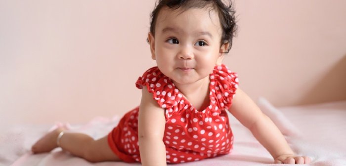 Cover Image of Bayi 9 Bulan Belum Bisa Merangkak Apakah Normal?