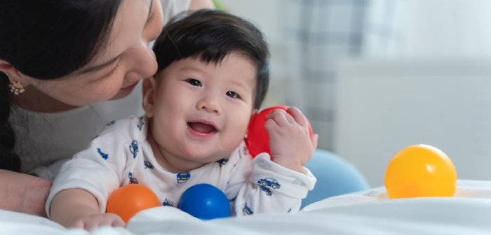 Cover Image of 10 Mainan Bayi 6 Bulan untuk Stimulasi Sensorik & Motorik