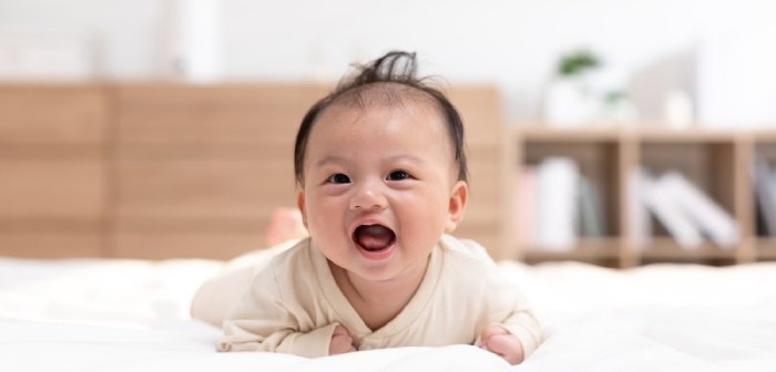 Cover Image of Umur Berapa Bayi Bisa Tengkurap? Ini Cara Melatihnya