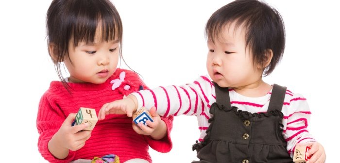 Image Artikel 10 Cara Mengajarkan Anak Berbagi dengan Teman