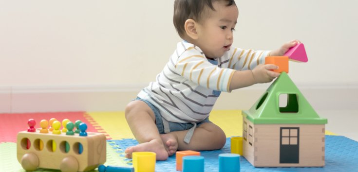 Cover Image of 10 Rekomendasi Mainan untuk Bayi Usia 0-12 Bulan